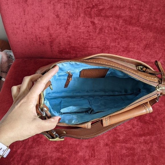 SOLD - Gorgeous Preloved Coach Glovetanned Leather Shoulder Bag in a tan color - Picture 12 of 14